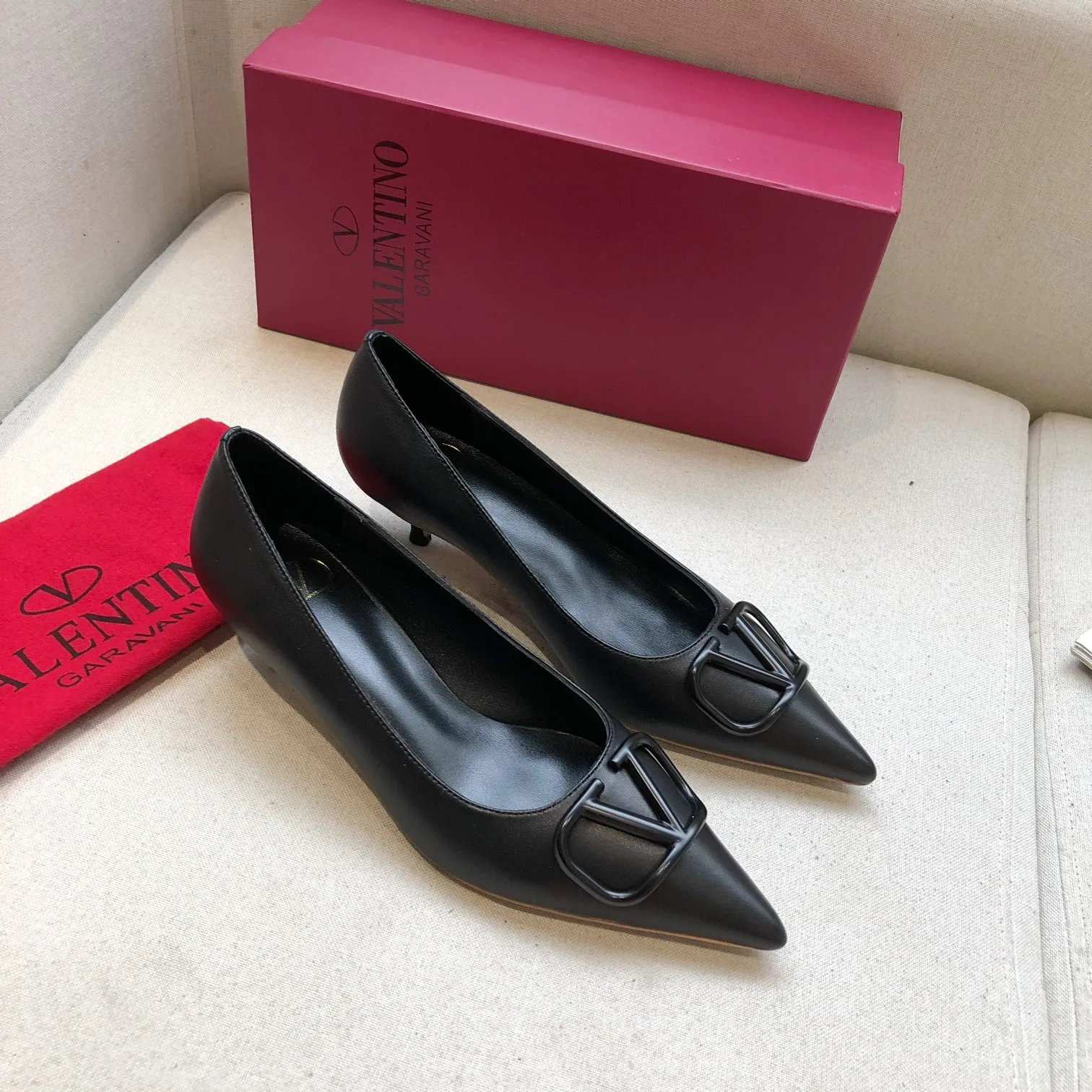 👟👟Ex-factory price 520👟👟 🆕Valentino. Valentino big v buckle shoes ㊙️Latest series in the counter, authentic version, perfect details It does not grind or tire your feet. It is a walking artifact. The last shape is completely compared to the counters. The details are perfect. Without the original version, it cannot be made so exquisite. Exclusive molded brass color. The highest version on the market. Fabric: imported sheepskin, lining and foot pads are all sheepskin. Color: 6 colors optional. Number of yards (34 to 41) 42 customized, non-refundable and non-exchangeable. Heel height: 4CM